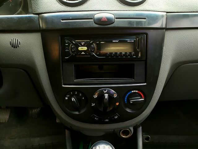 Красный Шевроле Лачетти, объемом двигателя 16 л и пробегом 250 тыс. км за 2300 $, фото 11 на Automoto.ua