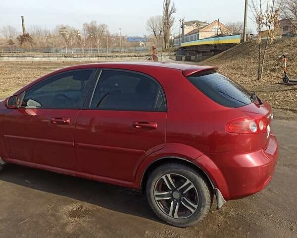 Красный Шевроле Лачетти, объемом двигателя 1.8 л и пробегом 240 тыс. км за 3500 $, фото 5 на Automoto.ua