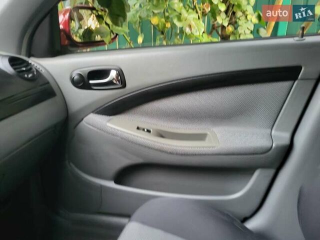 Красный Шевроле Лачетти, объемом двигателя 1.8 л и пробегом 110 тыс. км за 4600 $, фото 6 на Automoto.ua