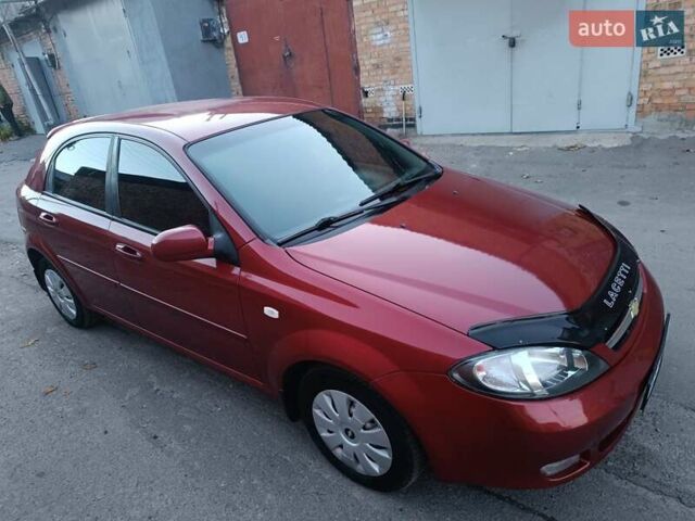 Красный Шевроле Лачетти, объемом двигателя 1.6 л и пробегом 261 тыс. км за 3650 $, фото 4 на Automoto.ua