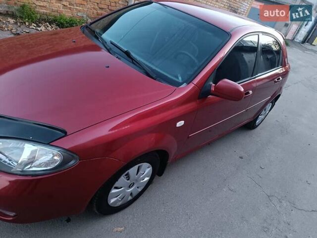 Красный Шевроле Лачетти, объемом двигателя 1.6 л и пробегом 261 тыс. км за 3650 $, фото 3 на Automoto.ua