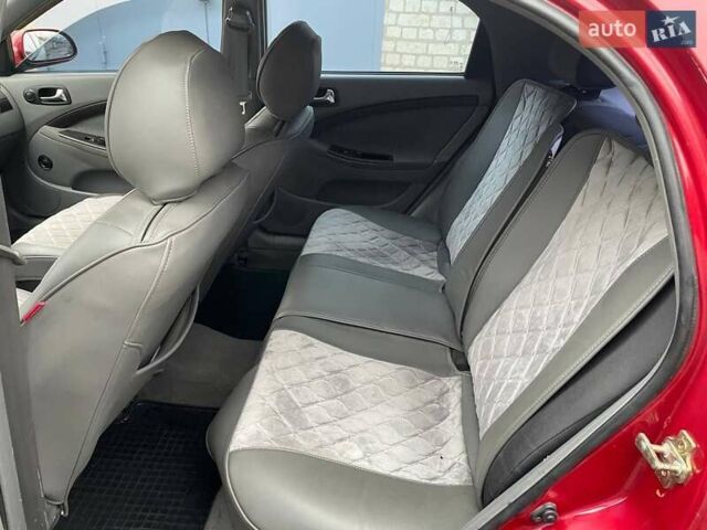 Красный Шевроле Лачетти, объемом двигателя 1.8 л и пробегом 121 тыс. км за 3750 $, фото 5 на Automoto.ua