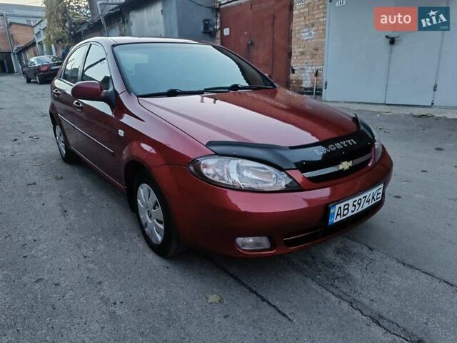 Красный Шевроле Лачетти, объемом двигателя 1.6 л и пробегом 261 тыс. км за 3650 $, фото 6 на Automoto.ua