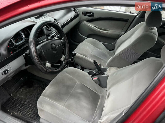 Красный Шевроле Лачетти, объемом двигателя 1.6 л и пробегом 200 тыс. км за 3350 $, фото 6 на Automoto.ua