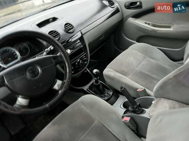 Красный Шевроле Лачетти, объемом двигателя 1.6 л и пробегом 200 тыс. км за 3350 $, фото 7 на Automoto.ua