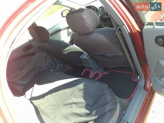 Красный Шевроле Лачетти, объемом двигателя 1.6 л и пробегом 303 тыс. км за 3300 $, фото 4 на Automoto.ua