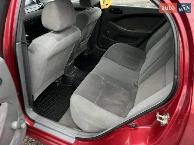 Красный Шевроле Лачетти, объемом двигателя 1.6 л и пробегом 200 тыс. км за 3350 $, фото 4 на Automoto.ua