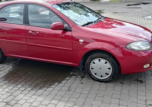 Красный Шевроле Лачетти, объемом двигателя 1.6 л и пробегом 133 тыс. км за 5000 $, фото 1 на Automoto.ua