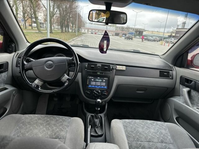 Красный Шевроле Лачетти, объемом двигателя 1.8 л и пробегом 230 тыс. км за 3550 $, фото 7 на Automoto.ua