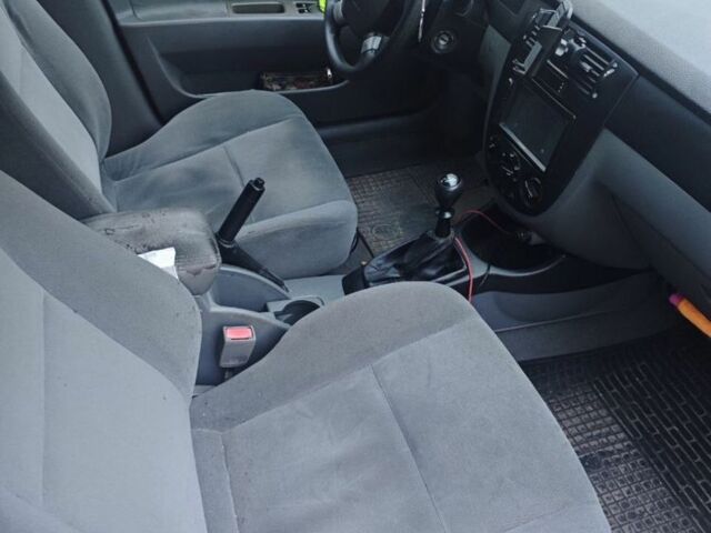 Красный Шевроле Лачетти, объемом двигателя 1.8 л и пробегом 287 тыс. км за 3300 $, фото 5 на Automoto.ua