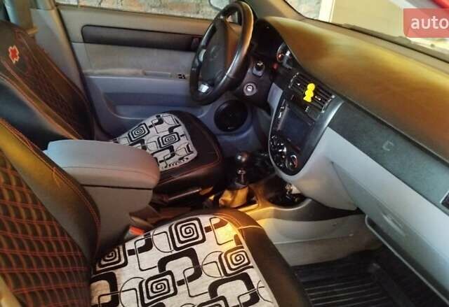 Красный Шевроле Лачетти, объемом двигателя 1.6 л и пробегом 235 тыс. км за 3850 $, фото 3 на Automoto.ua