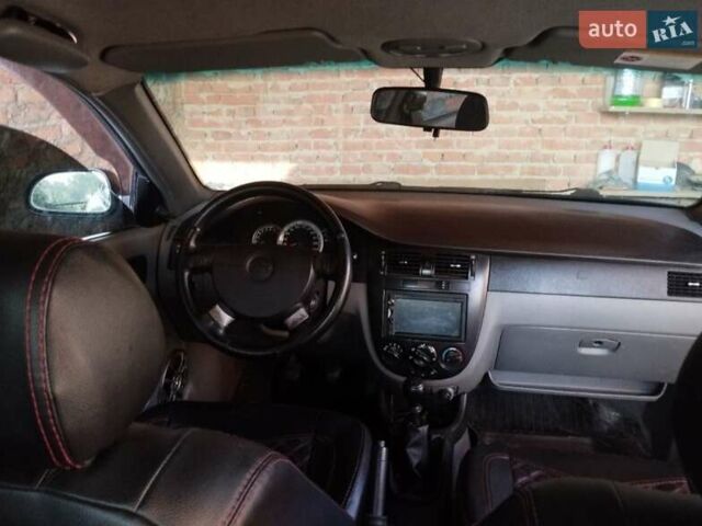 Красный Шевроле Лачетти, объемом двигателя 1.6 л и пробегом 235 тыс. км за 3850 $, фото 4 на Automoto.ua