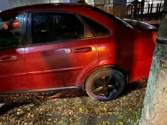 Красный Шевроле Лачетти, объемом двигателя 1.8 л и пробегом 240 тыс. км за 2000 $, фото 2 на Automoto.ua