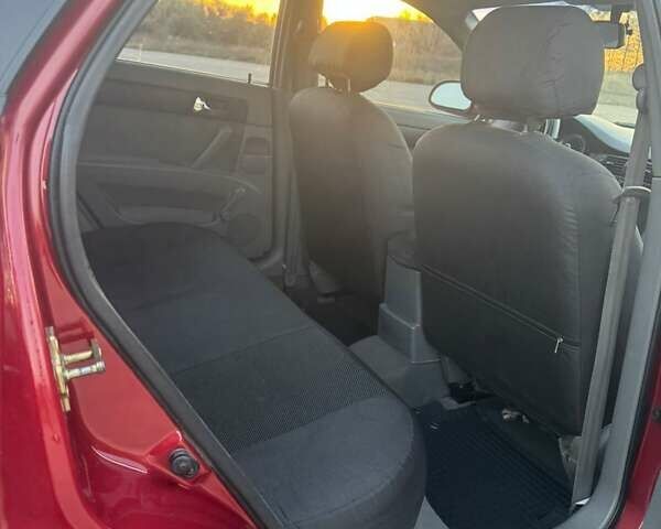 Красный Шевроле Лачетти, объемом двигателя 1.8 л и пробегом 189 тыс. км за 4200 $, фото 2 на Automoto.ua