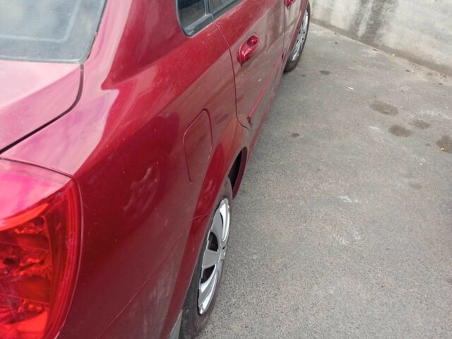 Красный Шевроле Лачетти, объемом двигателя 1.6 л и пробегом 143 тыс. км за 3800 $, фото 5 на Automoto.ua