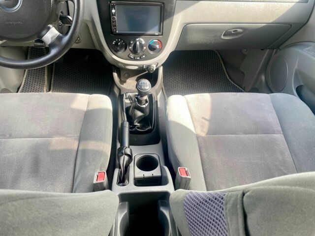 Красный Шевроле Лачетти, объемом двигателя 1.6 л и пробегом 220 тыс. км за 3600 $, фото 5 на Automoto.ua