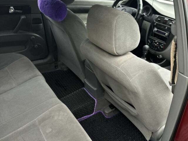 Красный Шевроле Лачетти, объемом двигателя 1.8 л и пробегом 195 тыс. км за 3700 $, фото 3 на Automoto.ua