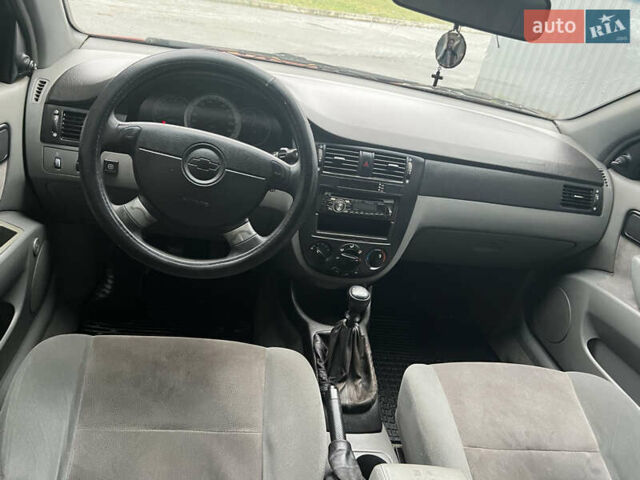 Красный Шевроле Лачетти, объемом двигателя 1.6 л и пробегом 208 тыс. км за 2650 $, фото 4 на Automoto.ua