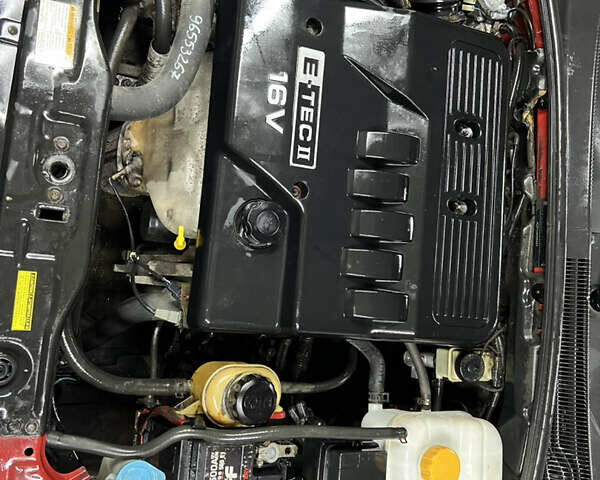 Красный Шевроле Лачетти, объемом двигателя 1.6 л и пробегом 208 тыс. км за 2650 $, фото 6 на Automoto.ua