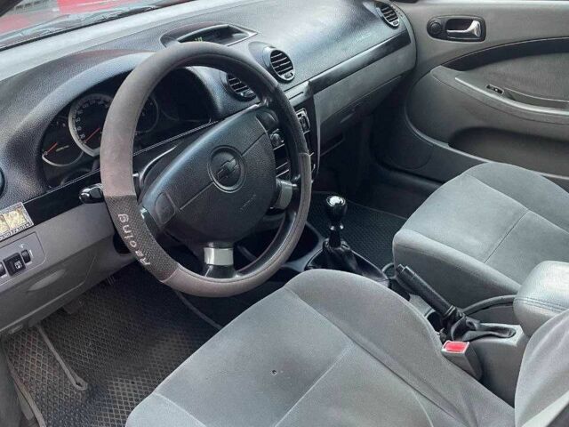 Красный Шевроле Лачетти, объемом двигателя 2.5 л и пробегом 270 тыс. км за 2450 $, фото 2 на Automoto.ua