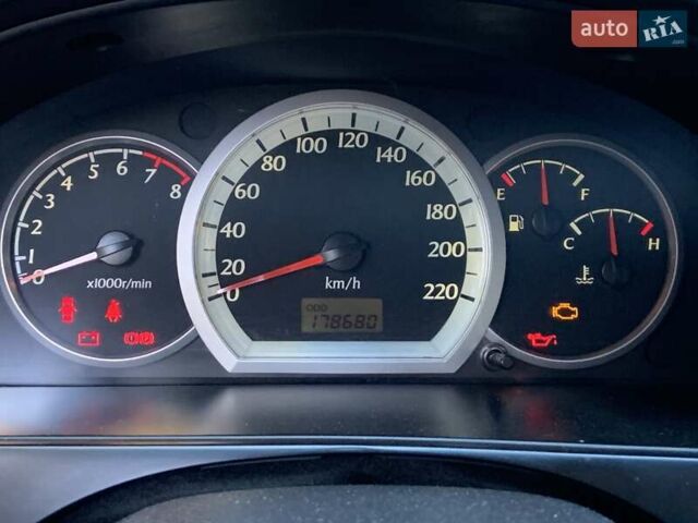 Красный Шевроле Лачетти, объемом двигателя 1.8 л и пробегом 179 тыс. км за 3900 $, фото 5 на Automoto.ua