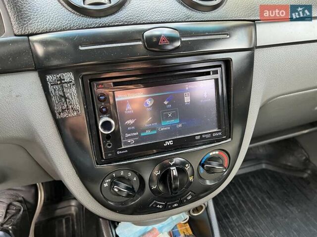 Красный Шевроле Лачетти, объемом двигателя 1.8 л и пробегом 251 тыс. км за 5500 $, фото 10 на Automoto.ua