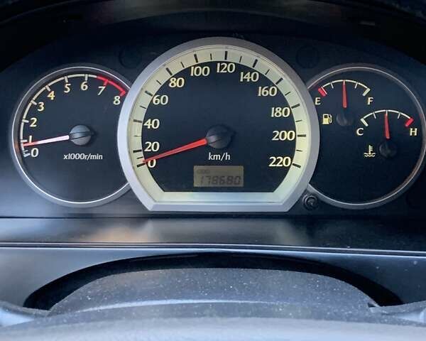 Красный Шевроле Лачетти, объемом двигателя 1.8 л и пробегом 179 тыс. км за 3900 $, фото 4 на Automoto.ua