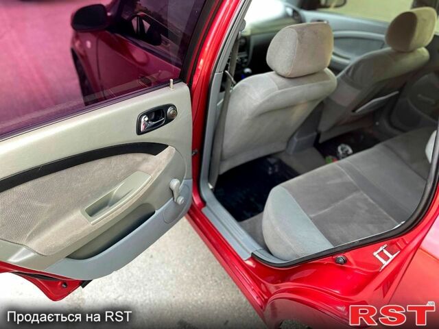 Красный Шевроле Лачетти, объемом двигателя 1.8 л и пробегом 280 тыс. км за 3900 $, фото 7 на Automoto.ua