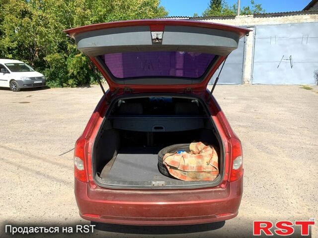 Красный Шевроле Лачетти, объемом двигателя 1.8 л и пробегом 250 тыс. км за 2750 $, фото 2 на Automoto.ua