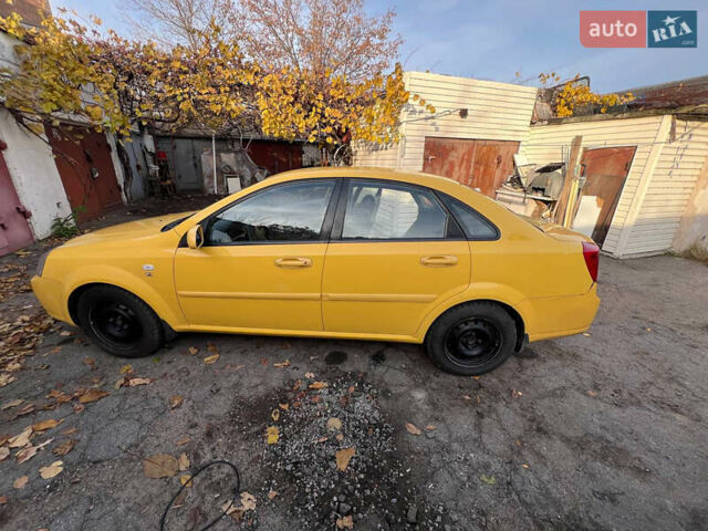 Желтый Шевроле Лачетти, объемом двигателя 1.6 л и пробегом 200 тыс. км за 4200 $, фото 3 на Automoto.ua