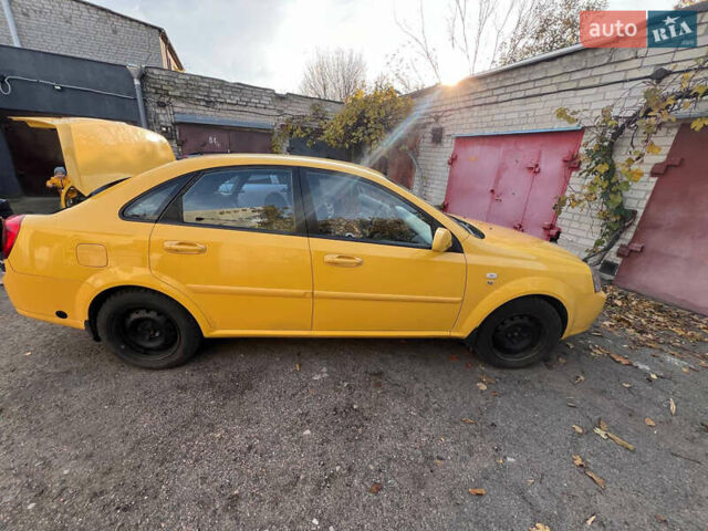 Желтый Шевроле Лачетти, объемом двигателя 1.6 л и пробегом 200 тыс. км за 4200 $, фото 2 на Automoto.ua