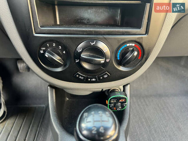 Желтый Шевроле Лачетти, объемом двигателя 1.6 л и пробегом 200 тыс. км за 4200 $, фото 6 на Automoto.ua