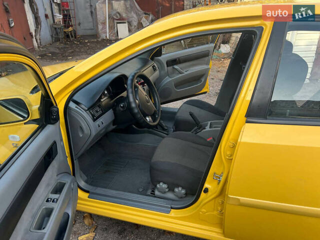 Желтый Шевроле Лачетти, объемом двигателя 1.6 л и пробегом 200 тыс. км за 4200 $, фото 4 на Automoto.ua
