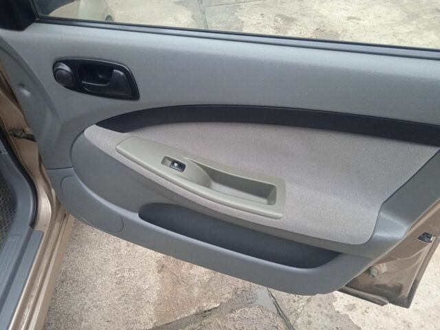 Желтый Шевроле Лачетти, объемом двигателя 1.6 л и пробегом 215 тыс. км за 4200 $, фото 4 на Automoto.ua