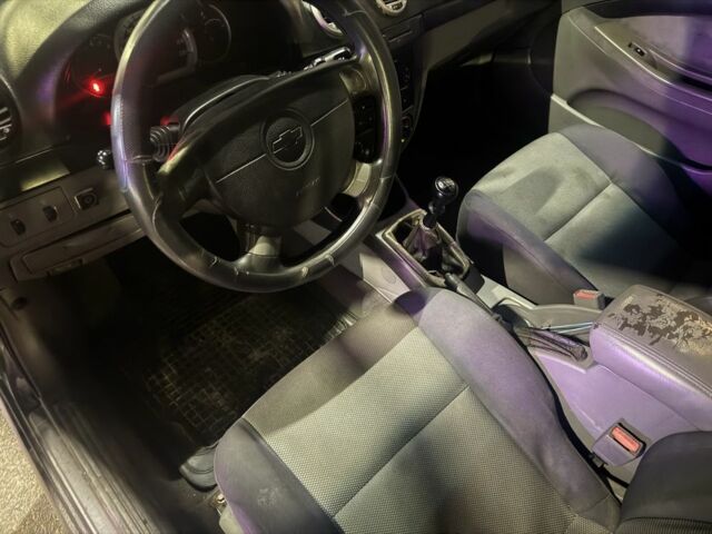 Серый Шевроле Лачетти, объемом двигателя 1.6 л и пробегом 400 тыс. км за 2350 $, фото 4 на Automoto.ua