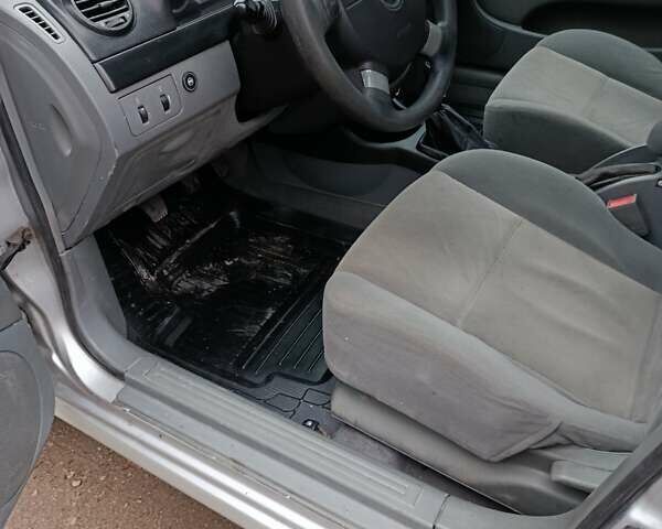 Серый Шевроле Лачетти, объемом двигателя 1.6 л и пробегом 275 тыс. км за 3999 $, фото 6 на Automoto.ua