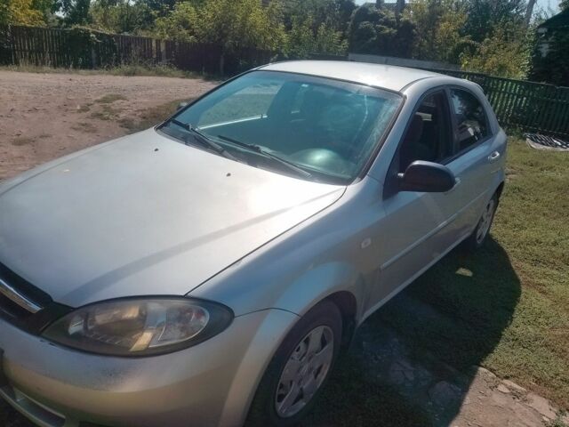 Серый Шевроле Лачетти, объемом двигателя 1 л и пробегом 270 тыс. км за 3000 $, фото 4 на Automoto.ua