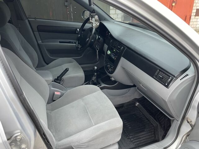 Серый Шевроле Лачетти, объемом двигателя 1.8 л и пробегом 294 тыс. км за 3900 $, фото 16 на Automoto.ua