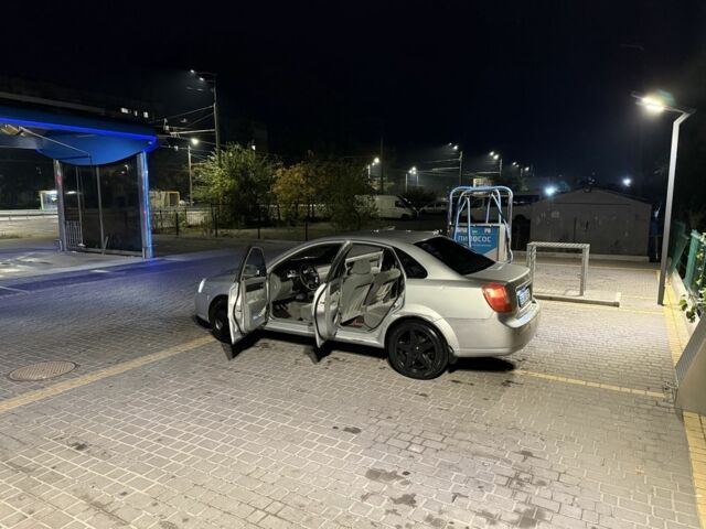 Серый Шевроле Лачетти, объемом двигателя 1.6 л и пробегом 270 тыс. км за 2750 $, фото 2 на Automoto.ua