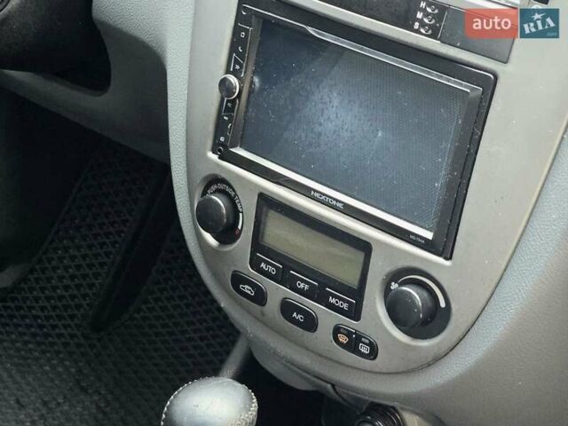 Серый Шевроле Лачетти, объемом двигателя 1.8 л и пробегом 240 тыс. км за 3999 $, фото 22 на Automoto.ua