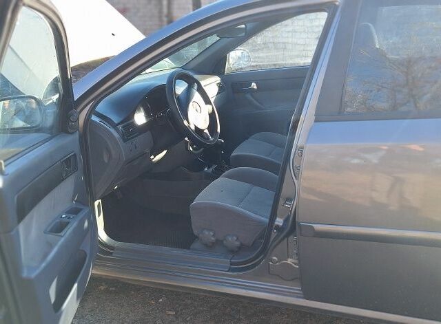 Серый Шевроле Лачетти, объемом двигателя 1.8 л и пробегом 260 тыс. км за 3100 $, фото 7 на Automoto.ua