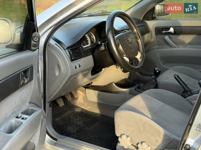 Серый Шевроле Лачетти, объемом двигателя 1.8 л и пробегом 290 тыс. км за 4500 $, фото 9 на Automoto.ua