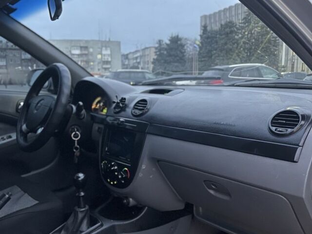 Сірий Шевроле Лачетті, об'ємом двигуна 1.8 л та пробігом 300 тис. км за 3499 $, фото 16 на Automoto.ua