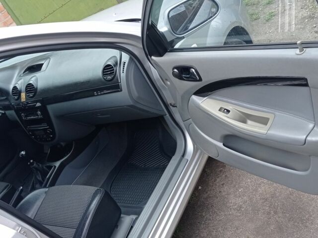 Серый Шевроле Лачетти, объемом двигателя 1.6 л и пробегом 300 тыс. км за 3600 $, фото 6 на Automoto.ua