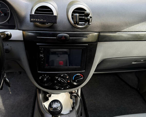 Серый Шевроле Лачетти, объемом двигателя 1.8 л и пробегом 230 тыс. км за 4200 $, фото 12 на Automoto.ua