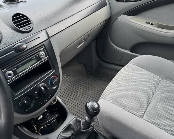 Серый Шевроле Лачетти, объемом двигателя 1.6 л и пробегом 227 тыс. км за 4100 $, фото 4 на Automoto.ua