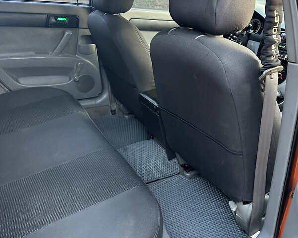 Помаранчевий Шевроле Лачетті, об'ємом двигуна 1.6 л та пробігом 375 тис. км за 4200 $, фото 12 на Automoto.ua