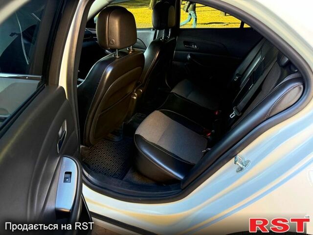 Белый Шевроле Малибу, объемом двигателя 2 л и пробегом 338 тыс. км за 8700 $, фото 5 на Automoto.ua