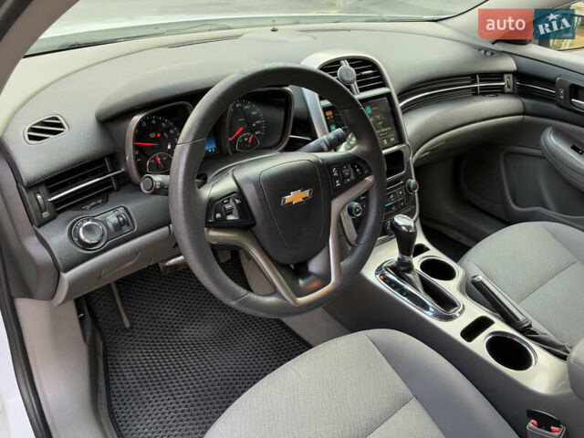 Шевроле Малибу 2014 в Ставище на Automoto.ua Белый Шевроле Малибу, объемом двигателя 2.46 л и пробегом 166 тыс. км за 7700 $, фото 20 на Automoto.ua