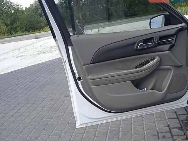 Белый Шевроле Малибу, объемом двигателя 2.5 л и пробегом 180 тыс. км за 8000 $, фото 4 на Automoto.ua